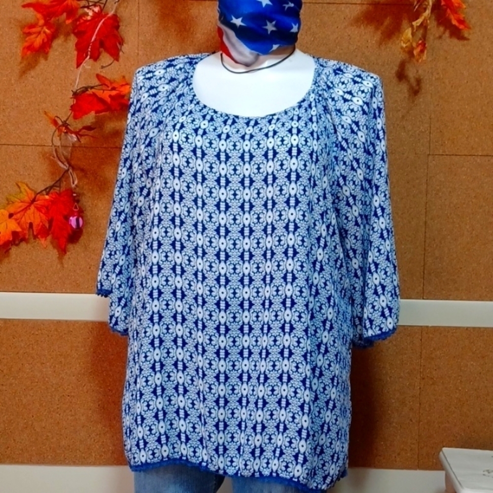 LIPSTICK WOMENS TOP + SIZE 2X IN A BEAUTIFUL BLUE AND WHITE color 💙 😍 👌 ❤️